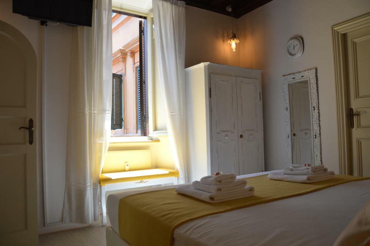 Historic Center - Elegant Apartment With Charming Antiques - Raffaello Inn Rome Exterior photo